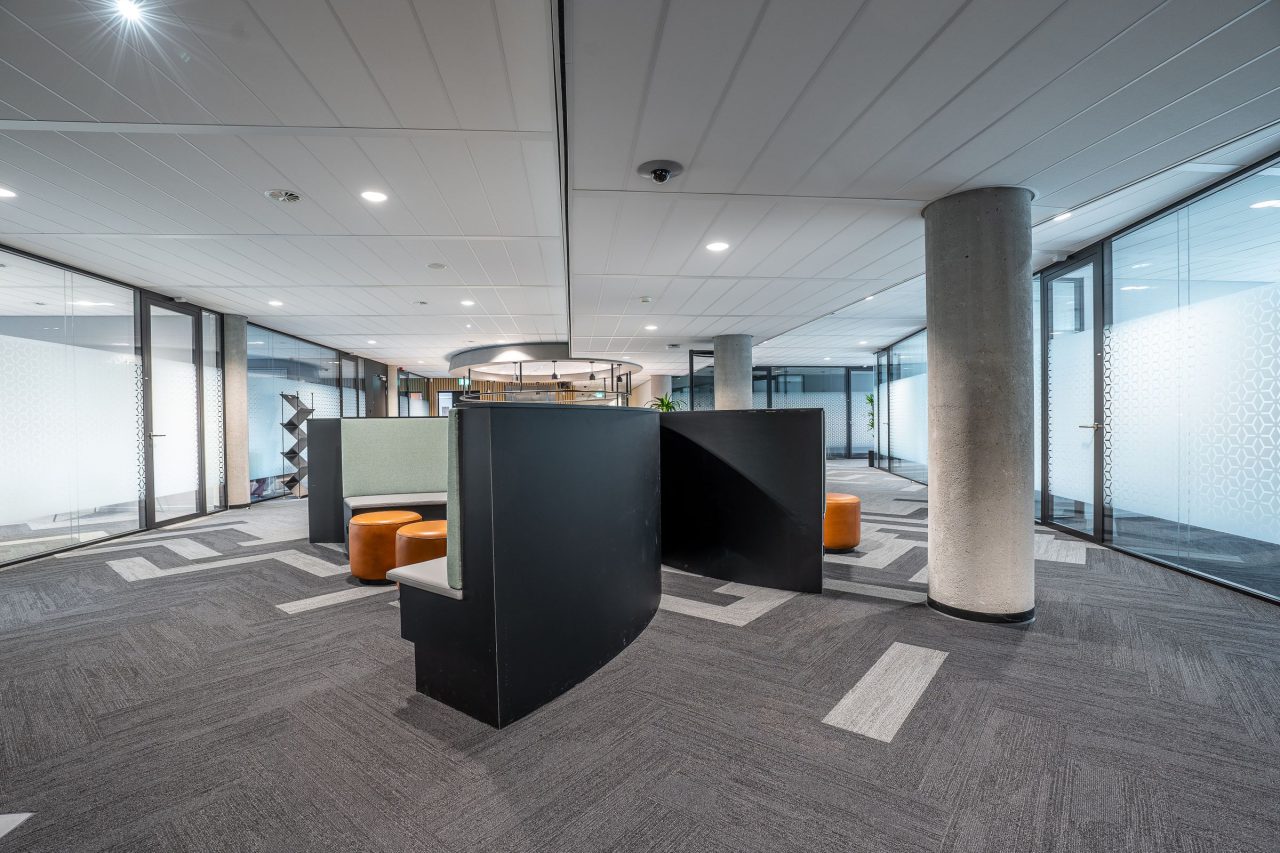 Reception di un ufficio contemporaneo con moquette e sedute