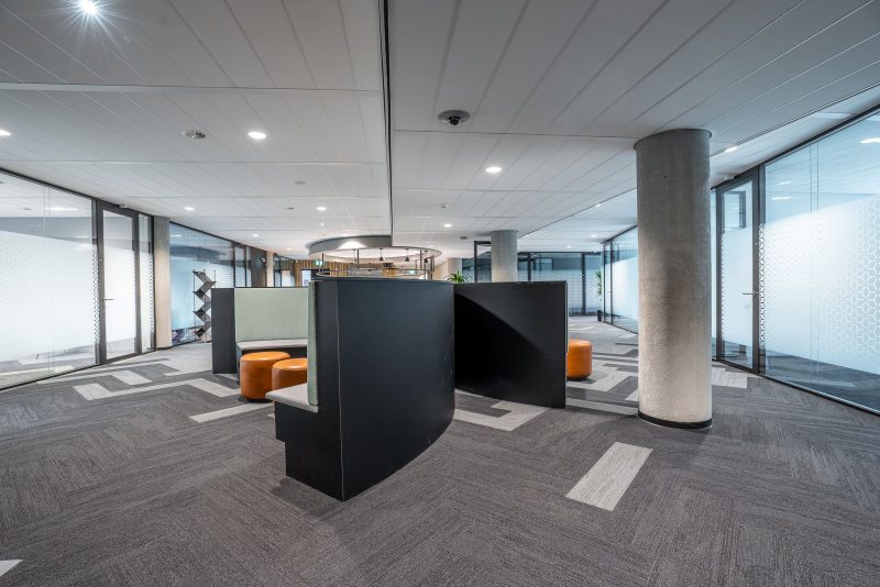 Reception di un ufficio contemporaneo con moquette e sedute